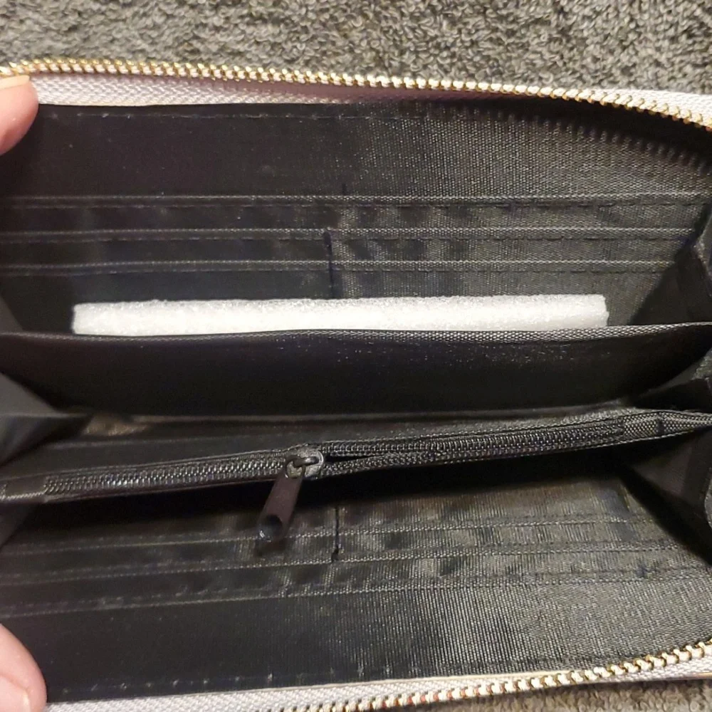 BNWT: Irendescent Wallet - Picture 5 of 9